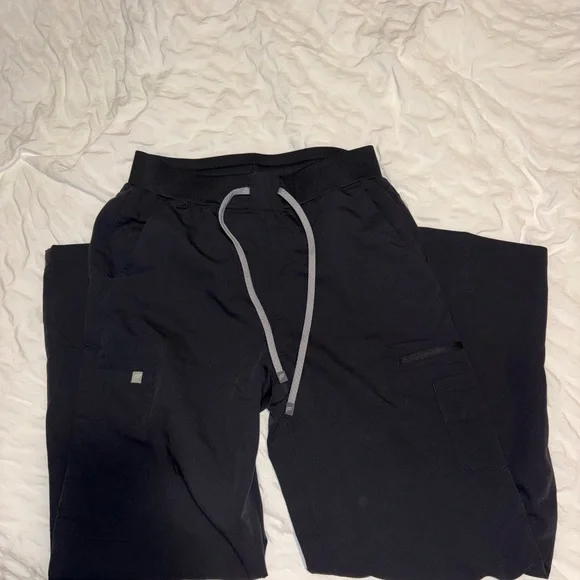 Women’s Fabletics Black Cargo Scrub Pant - Picture 1 of 3